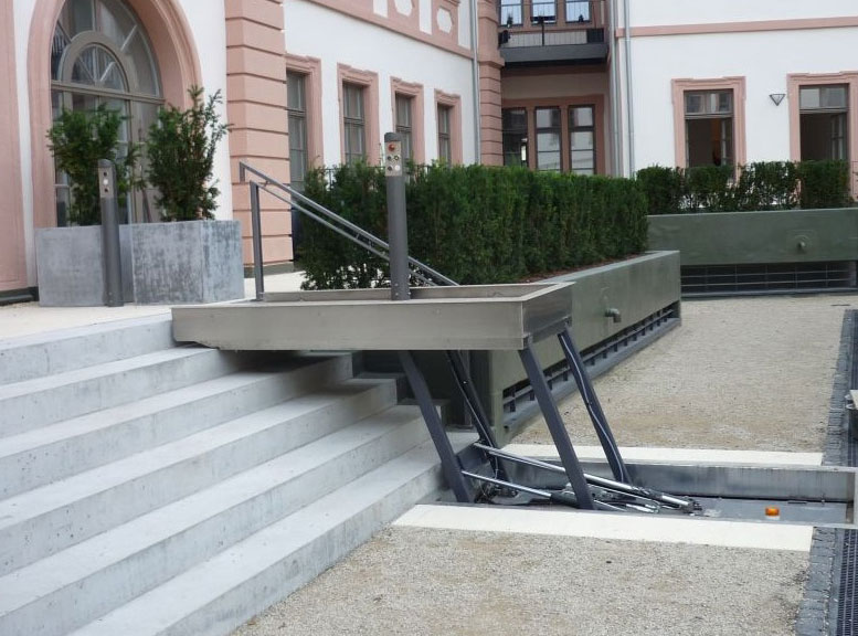 hebeplattform-aussen-hydro an elevator in a room