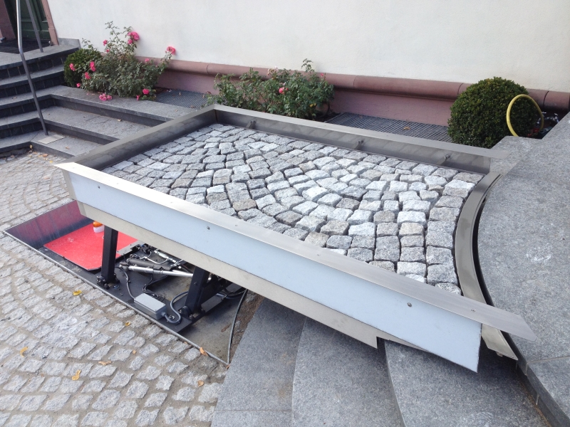 hebeplattform-aussenbereich-hydro a living room with a large couch and glass doors