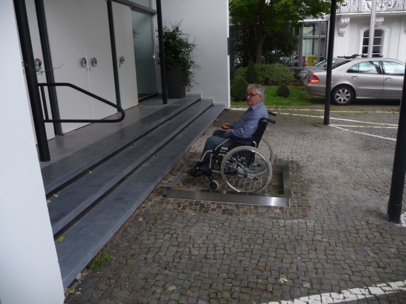 hebeplattformlift-aussenbereich-hydro a glass elevator in front of a building