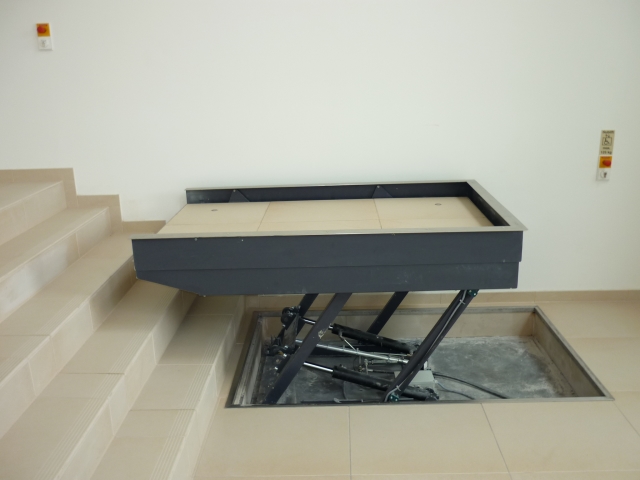 hebeplattformlifter-hydro a living room with a large couch and glass doors