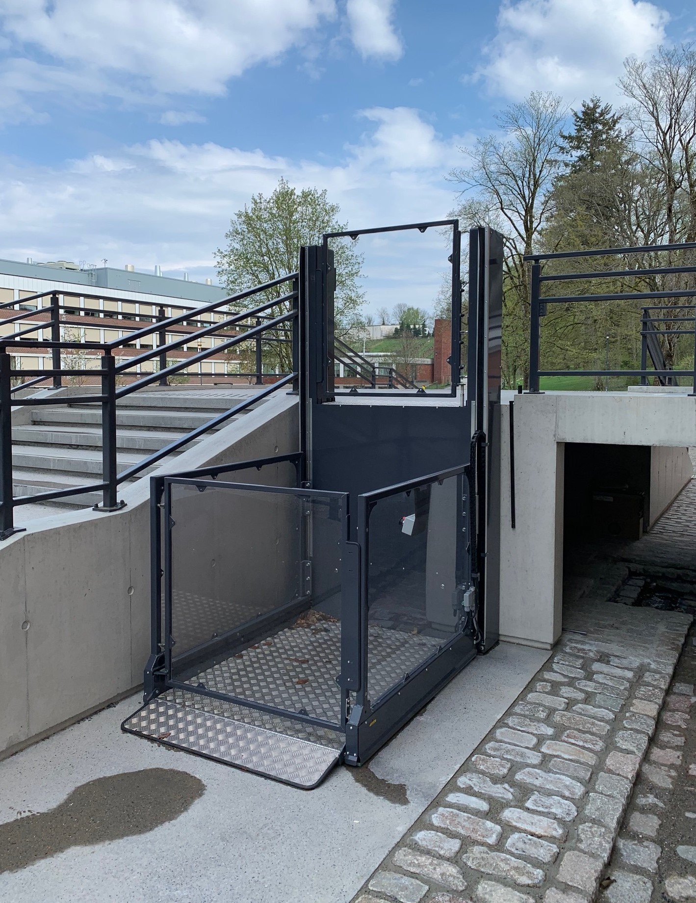 senkrecht-lift-mpl Offener Senkrechtlift MPR auf Betonpodest mit Geländer
