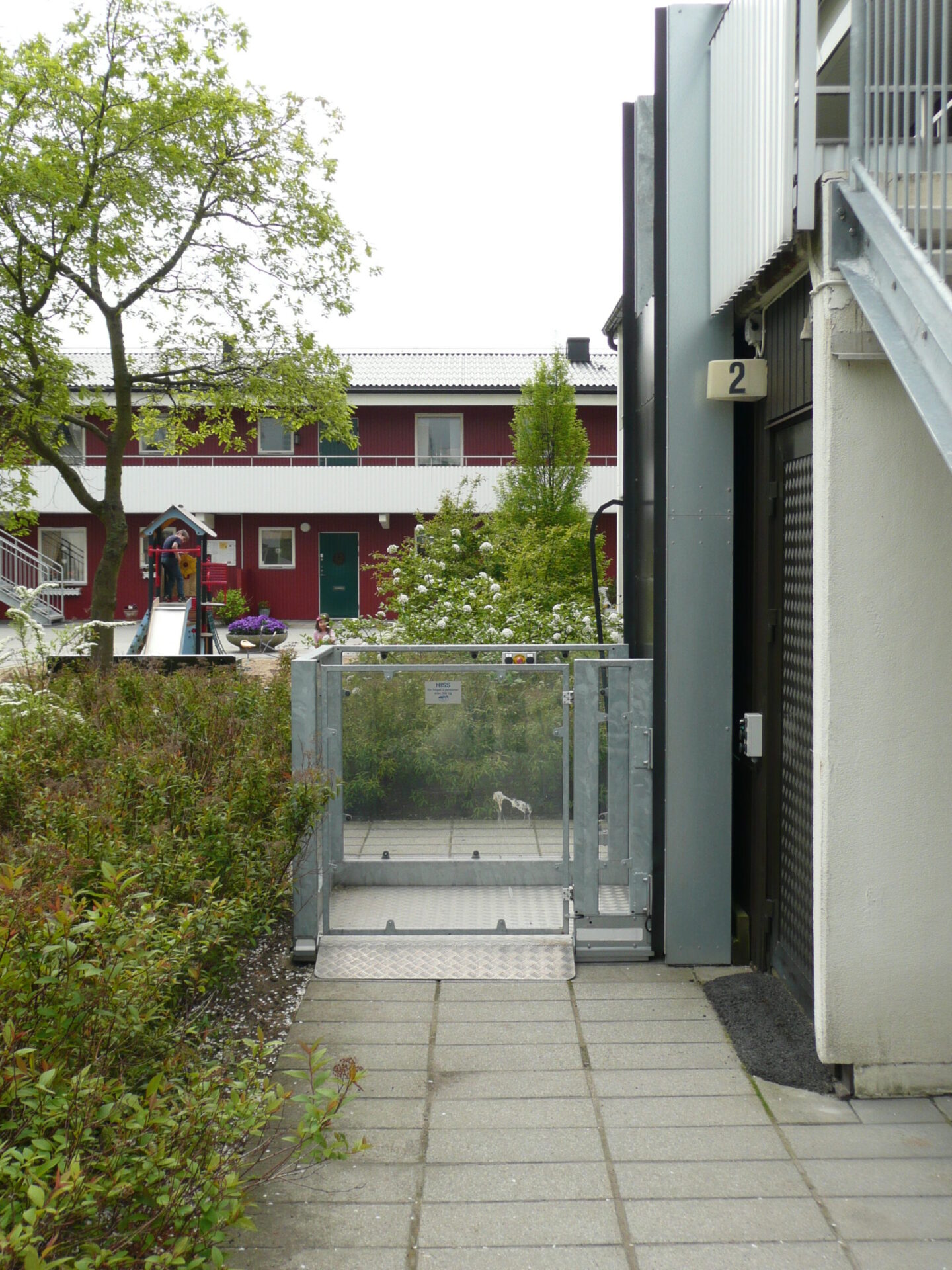 senkrechtlift-einfamilienhaus-mpl Senkrechtlift MPR am Einfamilienhaus – barrierefreier Zugang zur Terrasse