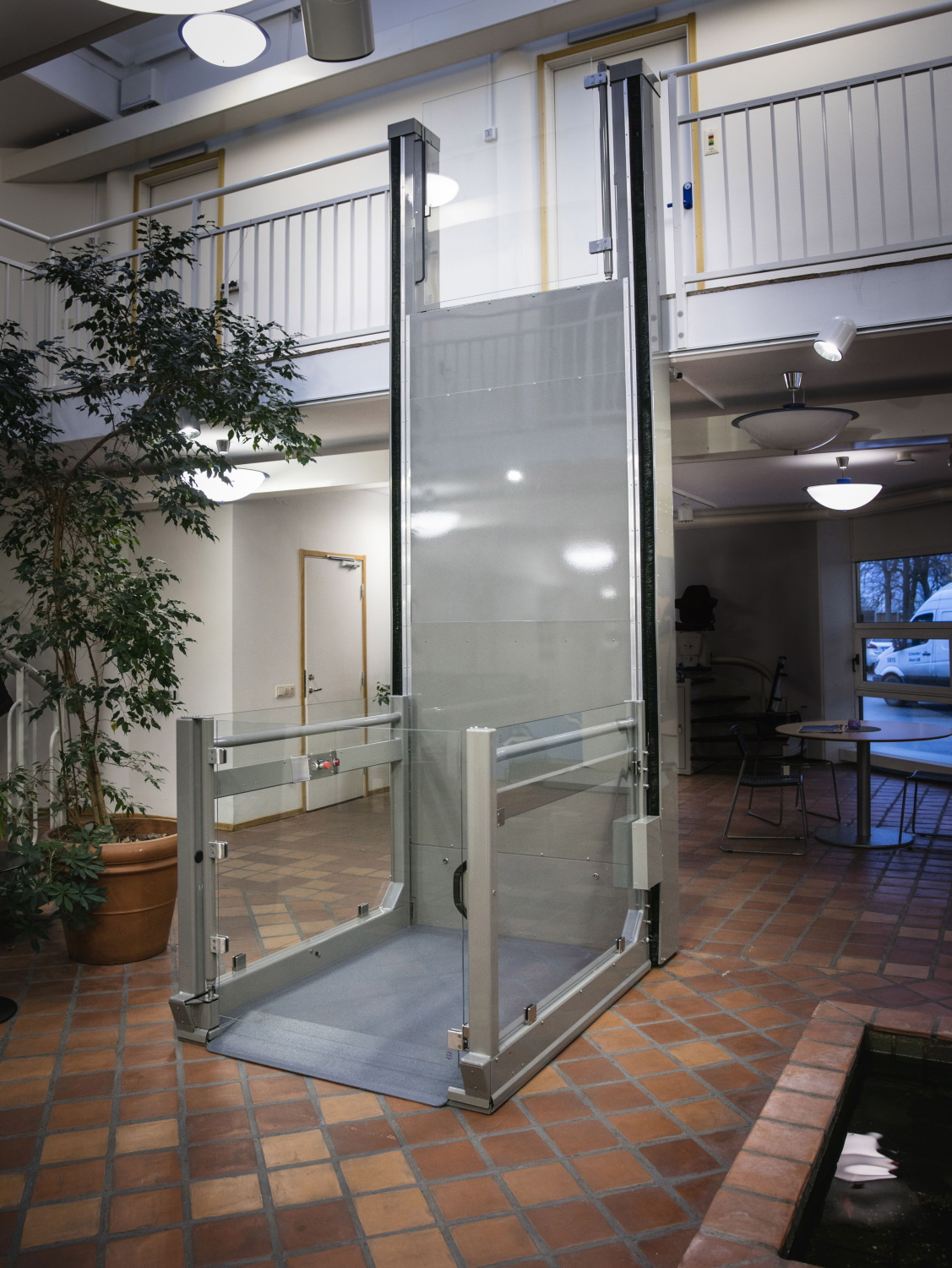 senkrechtlift-ohne-schacht-mpl Senkrechtlift ohne Schacht mit freistehender Konstruktion