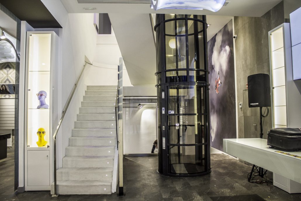 vakuum-fahrstuhl-lilienthal a glass building with a railing and a body of water