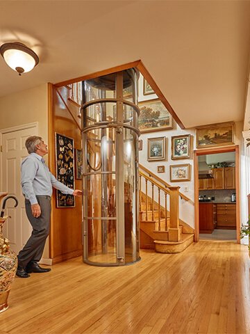 vakuumlift-lilienthal a glass elevator in front of a building